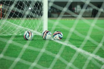 4次禁区倒地裁判甄伟真无视！王上源抗议染黄，古9连失单刀头球建功（配图示意）